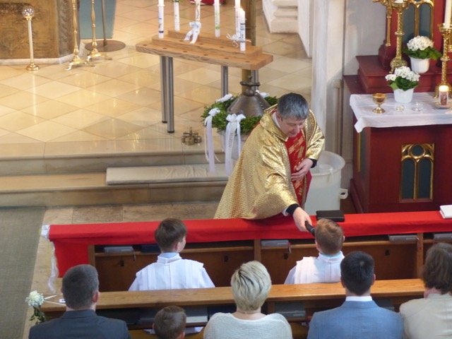 Erstkommunion Kommunionkinder Leuchtenberg Kirche Pfarrer Kinder Ostersonntag Bild Sieglinde Schärtl1
