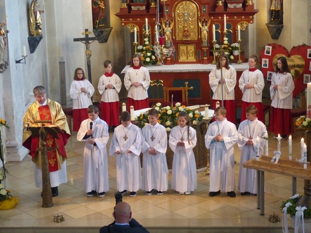 Erstkommunion Kommunionkinder Leuchtenberg Kirche Pfarrer Kinder Ostersonntag Bild Sieglinde Schärtl2