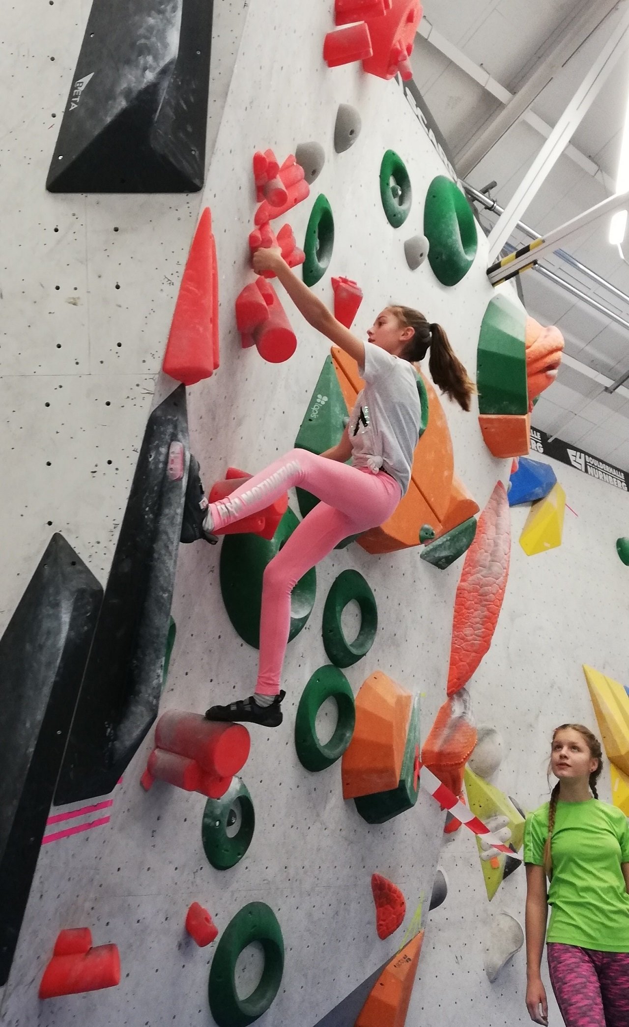 Eschenbach_Markus Gottwalt Schule_Arbeitsgruppe Klettern_Ausflug_Boulderwand