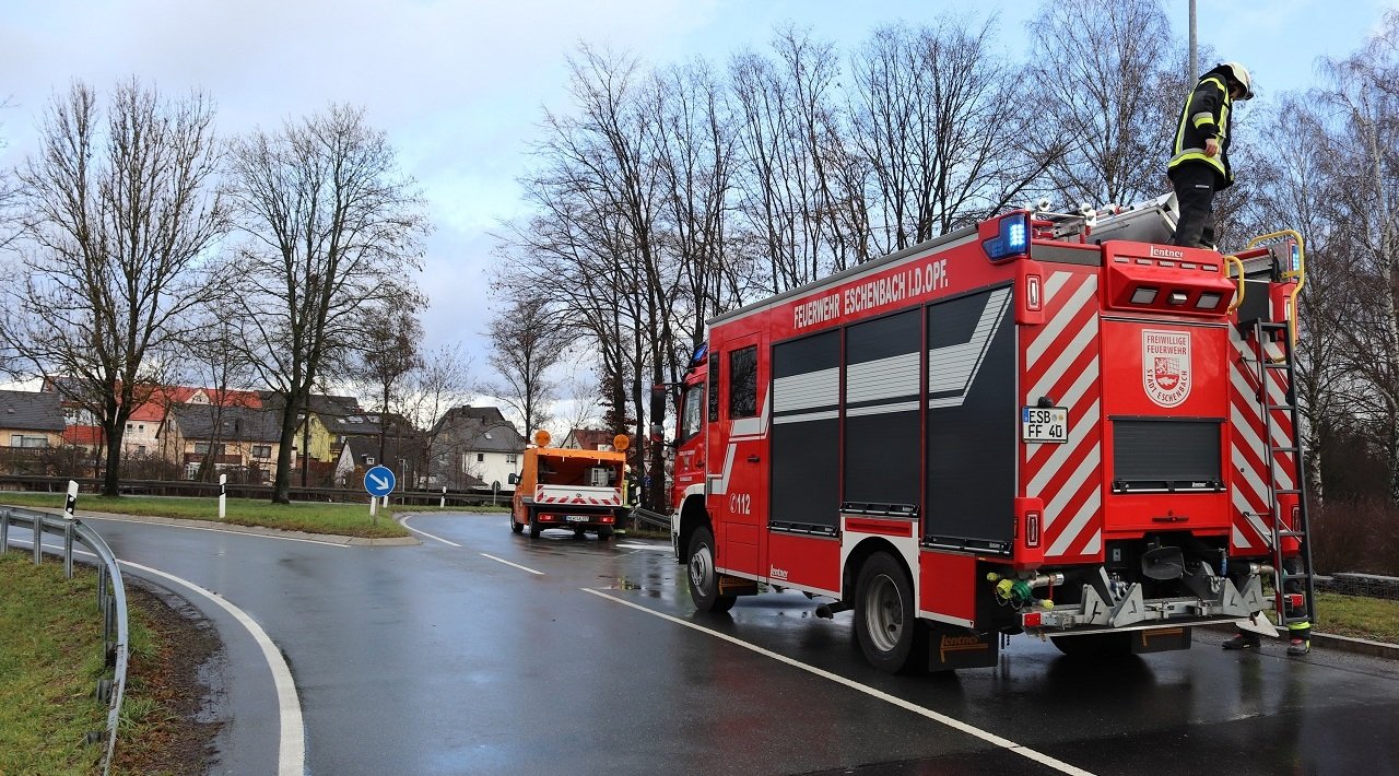 Eschenbach_Unfall_Auffahrt B470_Feuerwehreinsatz_2