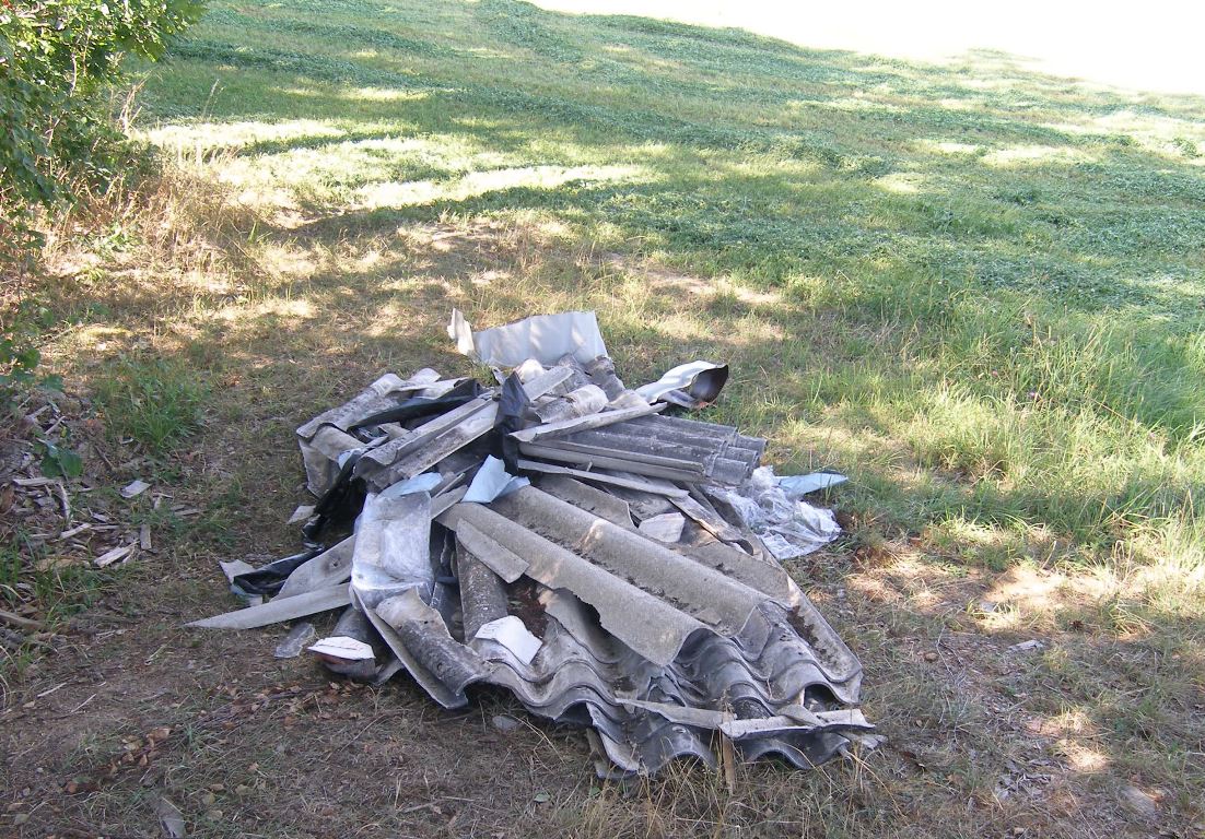 Wer hat Eternitplatten am Straßenrand entsorgt?