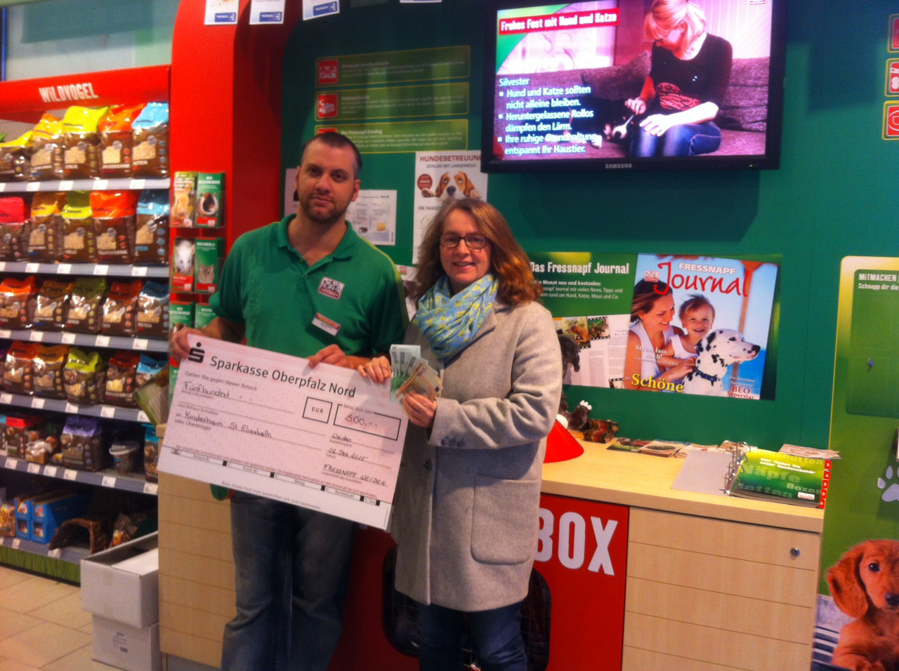 FRESSNAPF_Weiden_Spendenübergabe-quer (1)