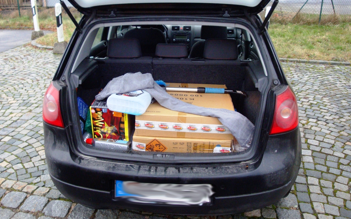 Fahrzeug_mit_geöffn._Kofferraum, Feuerwerk, Silvester