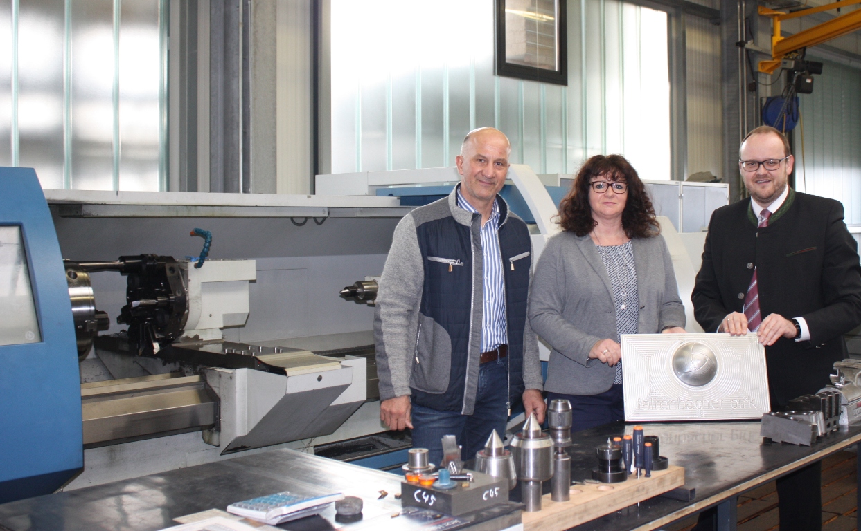 Know-how und Ideen in Metall: Landrat zu Besuch bei Bauschlosserei Faltenbacher