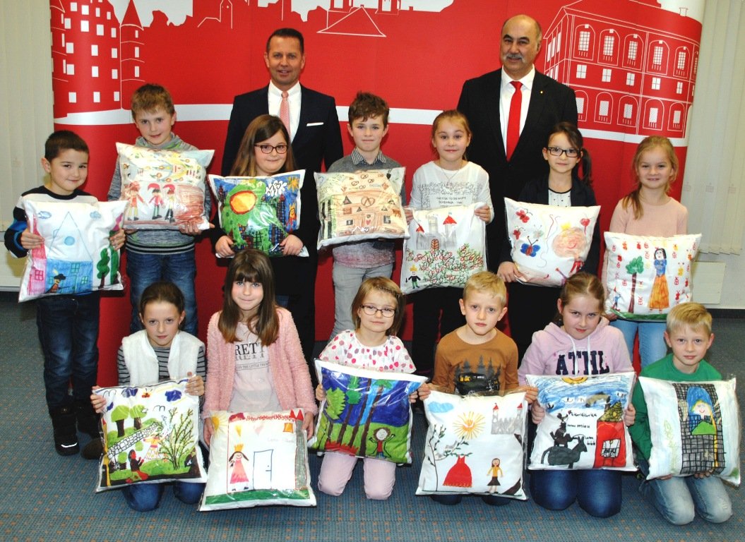 Märchenhafter Familienkalender: Grundschüler begeistern bei Malwettbewerb