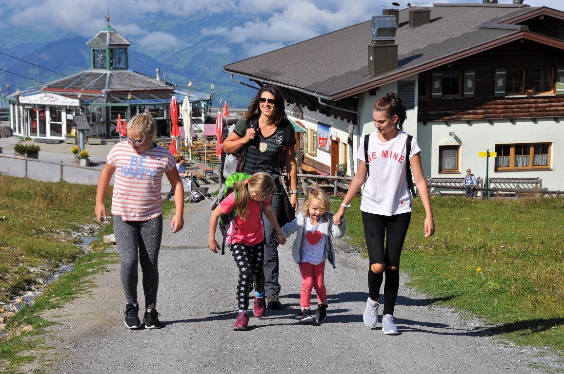 Familien lieben Bergwelt, "weißes Gold" und Geisterberg