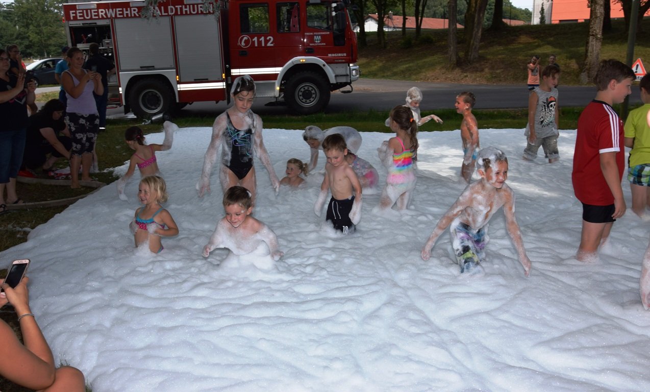 Ferienprogramm FF Feuerwehr Waldthurn Kinder Feuerwehrauto Löschfahrzeug Spasß Bilder Tanja Pflaum 70