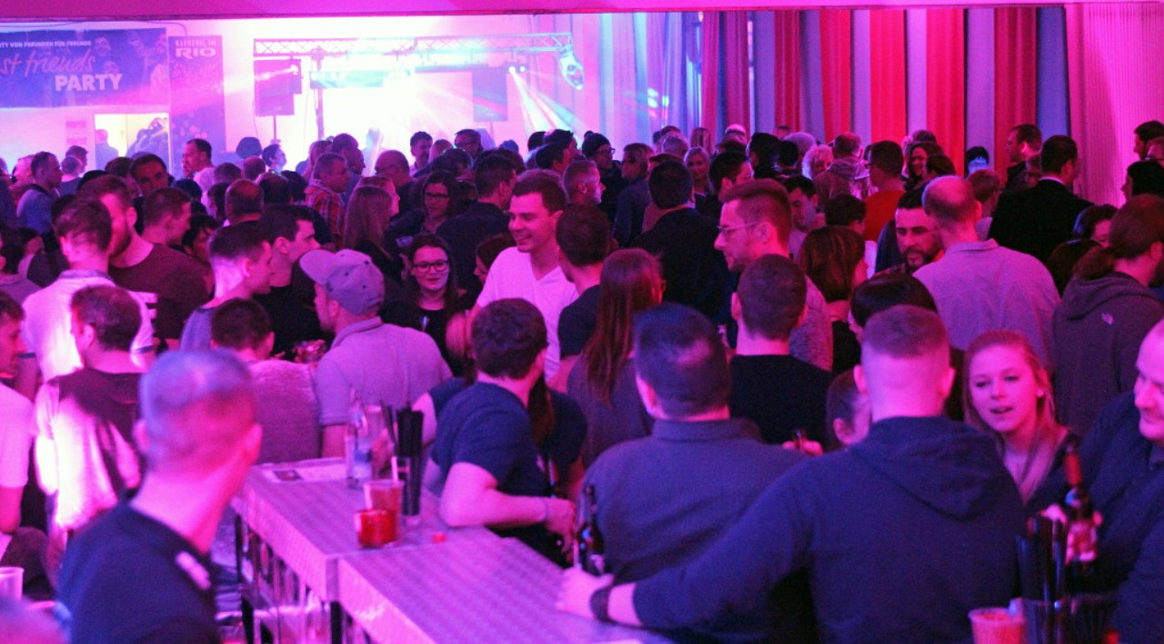 Party „just friends“ in der Mehrzweckhalle