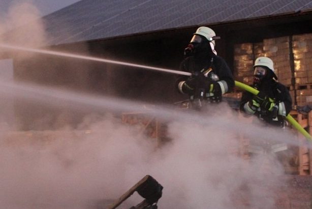 Schadensträchtiger Wohnhausbrand mit vier Verletzten