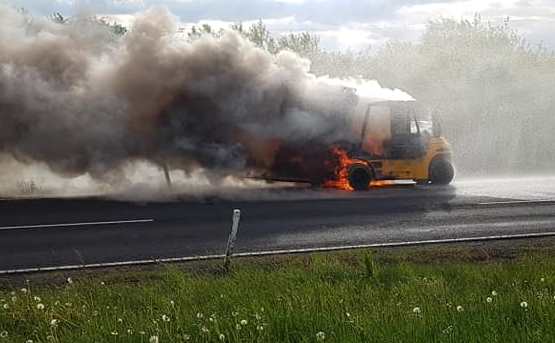 Gabelstapler brennt auf Staatsstraße