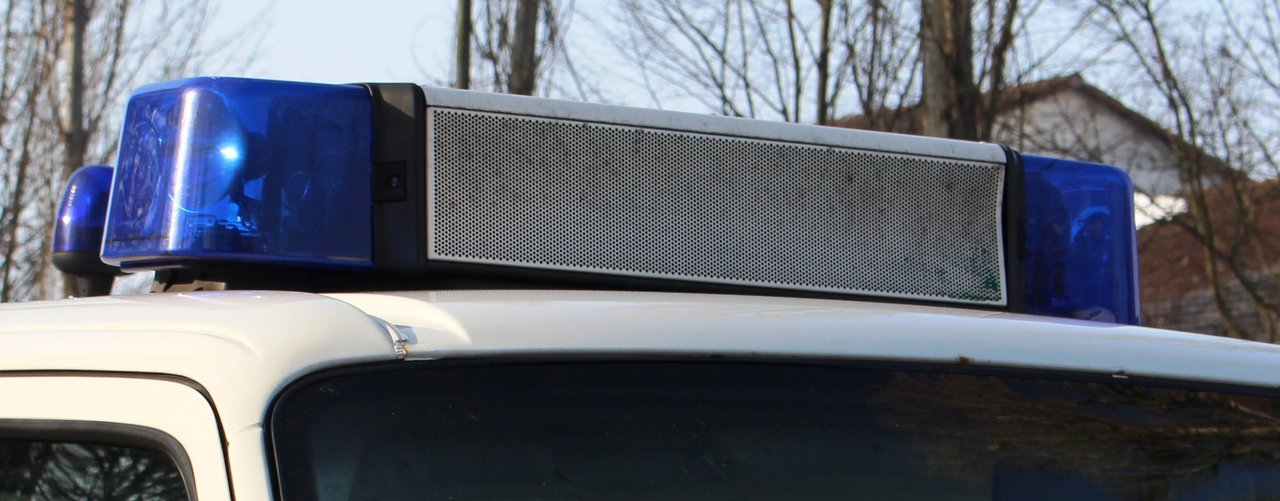 Fahrerin prallt gegen Hauswand und flüchtet