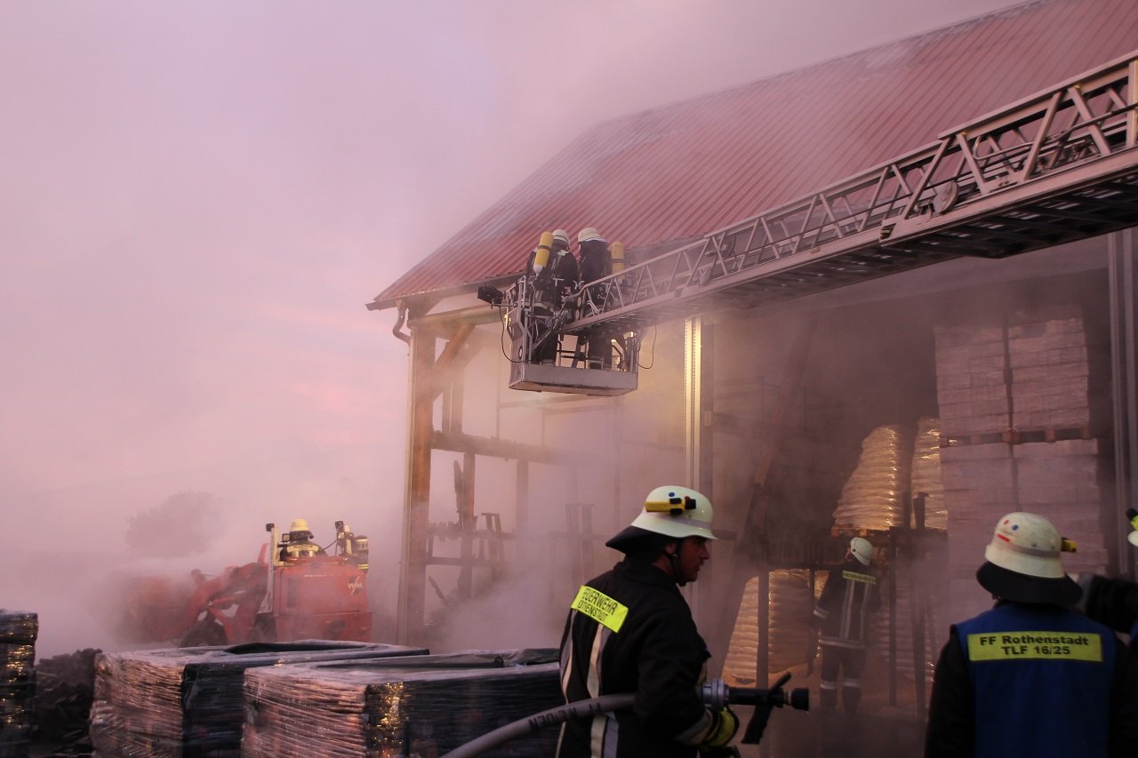 [Update] Über 170 Einsatzkräfte löschen Feuer in Hochdorf