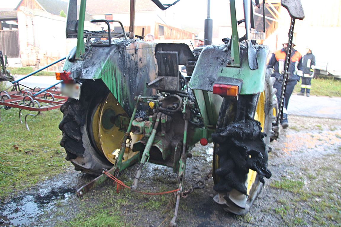 Feuer in Kohlberg: Traktor in Lagerhalle brennt komplett aus