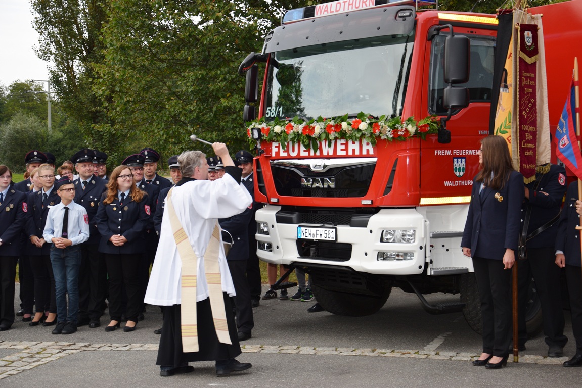 Neuer Schlauchwagen für Feuerwehr Waldthurn: Fahrzeug gesegnet