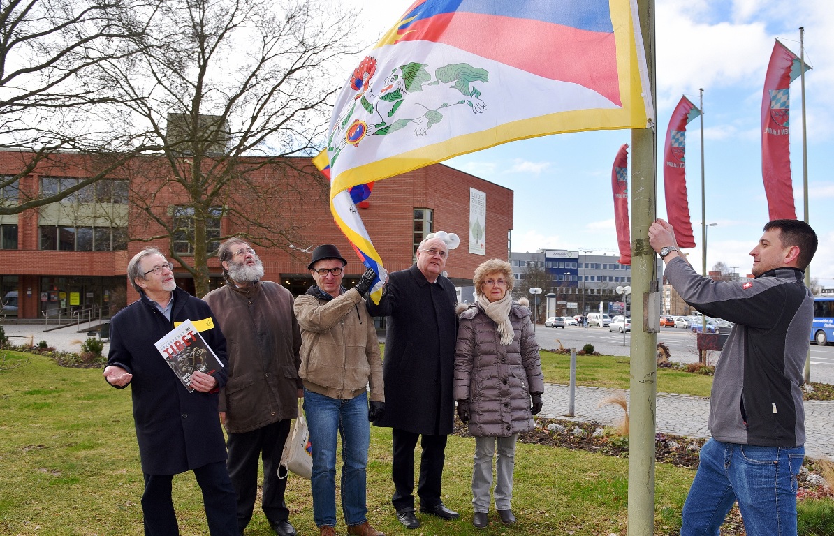 Flagge, Tibet, Neues Rathaus Weiden, Menschenrechte (1), Bernhard Filchner, Veit Wagner, Stefan Hirmer, Lothar Höher, Otto Fuhrmann, Dr. Heidi Nickl