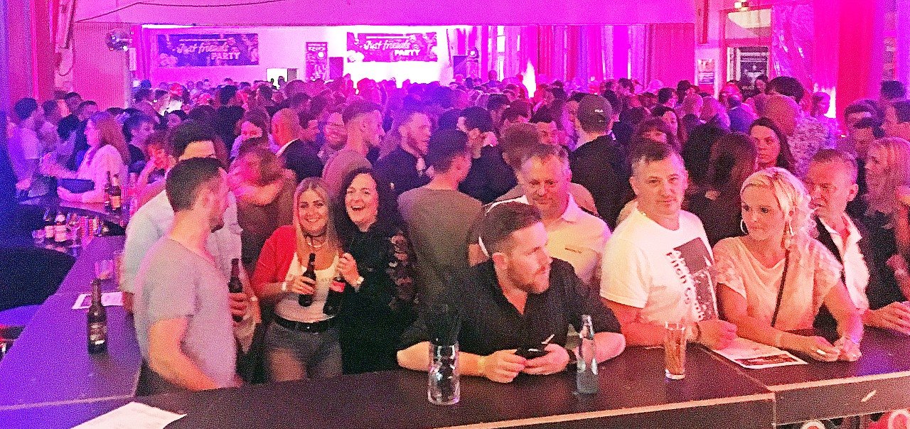 Wenn Freunde feiern, geht richtig die Post ab