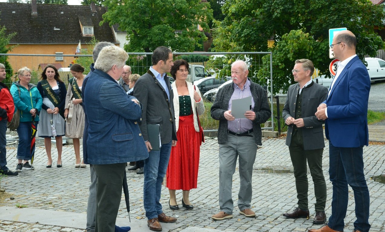 Heimatminister kostet Windischeschenbacher Zoigl