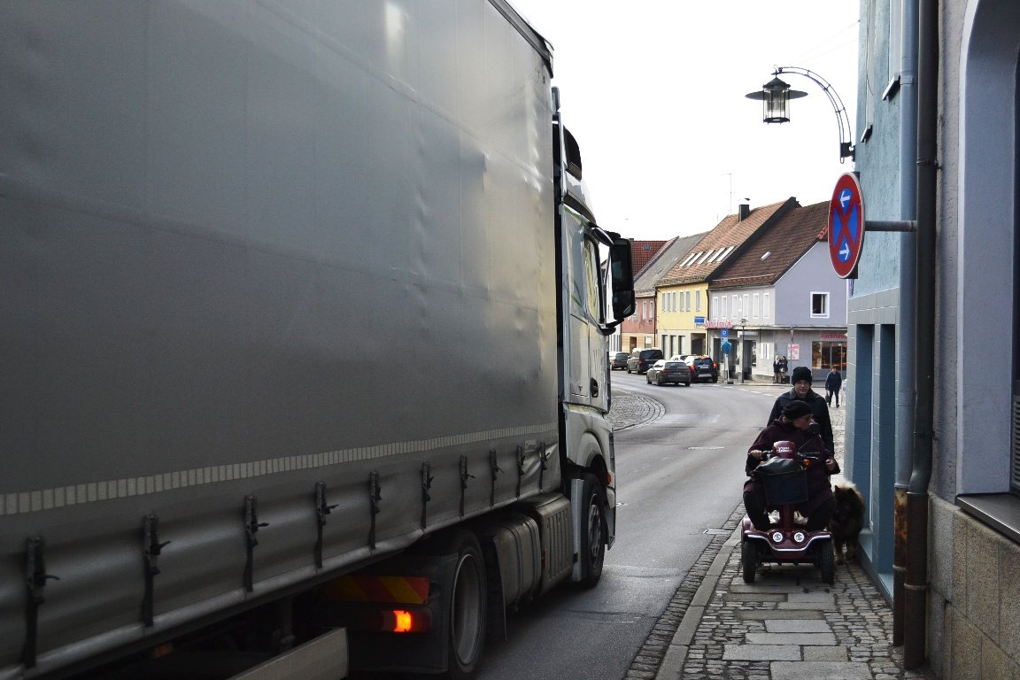 Fußgänger Rollator LKW Verkehr Auto Ortsdurchfahrt Mitterteich (4)