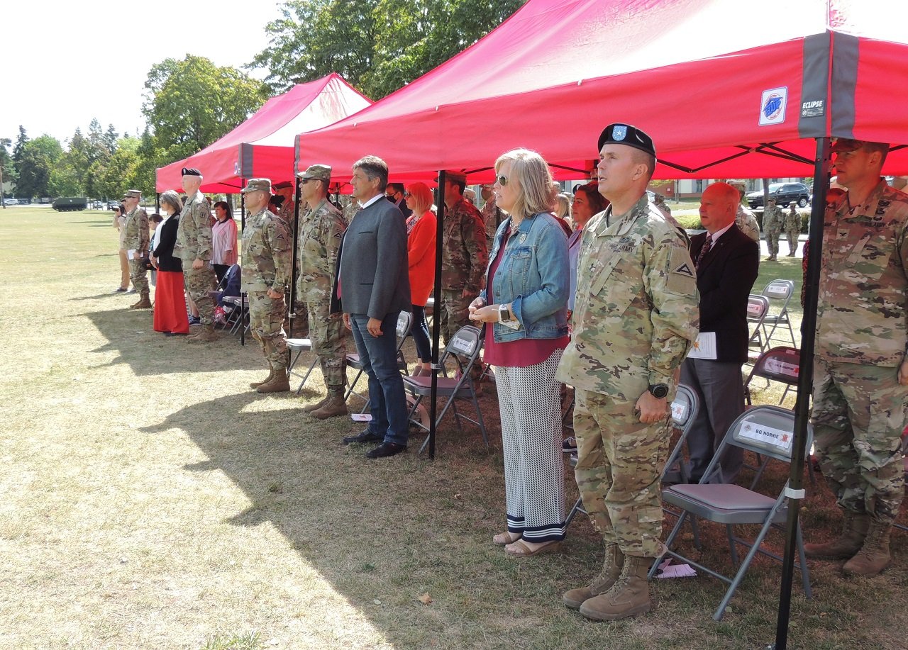 Gäste Oberst Daniel G. Miller neuer Kommandeur der 41. US-Feldartilleriebrigade Grafenwöhr Wechsel militärische Zeremonie Kommando Oberst Seth A. Knazovich Bild Gerald Morgenstern