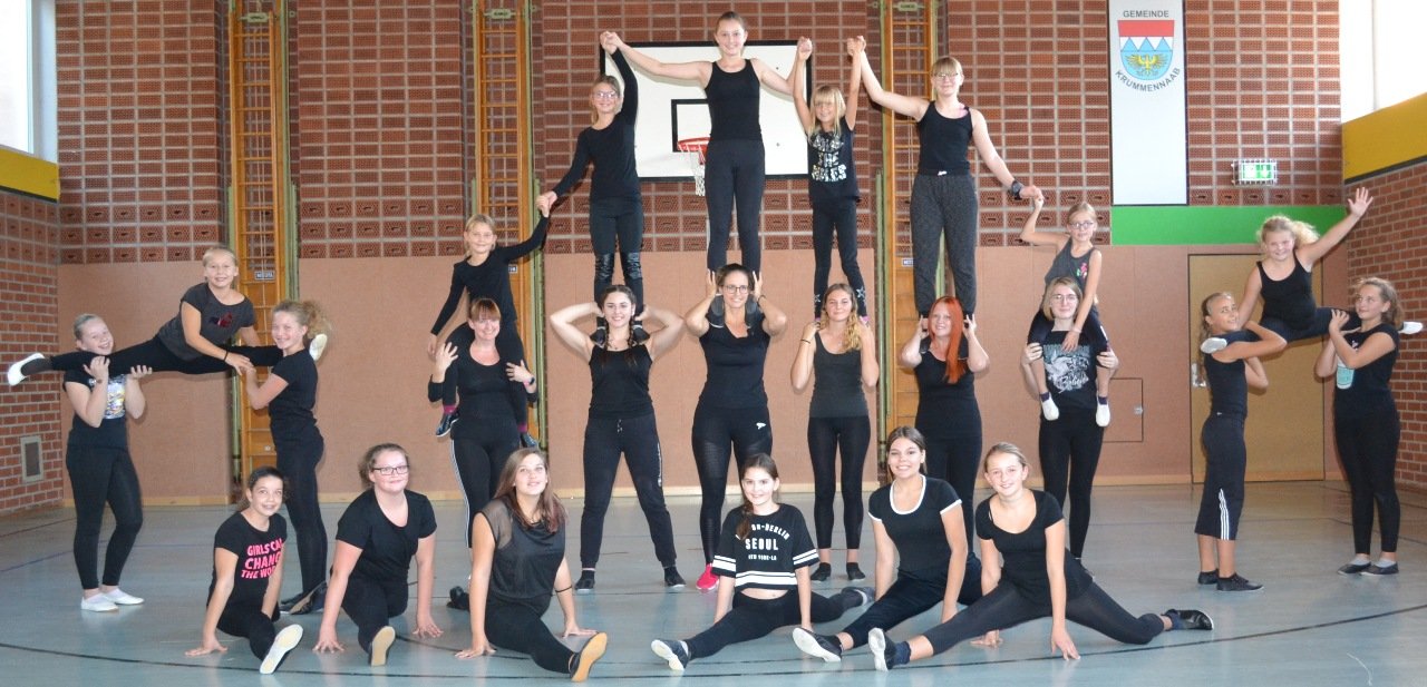 Garde TSV Krummennaab Die Kinder und Jugendgarde des TSV Krummennaab mit ihren Trainerinnen 
