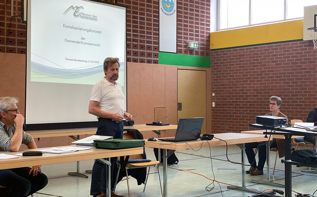 Gemeinderatssitzung Krummennaab Kämmerer und Geschäftsstellenleiter Bernhard Frummet, Markus Münchmeier und Bürgermeisterin Marion Höcht