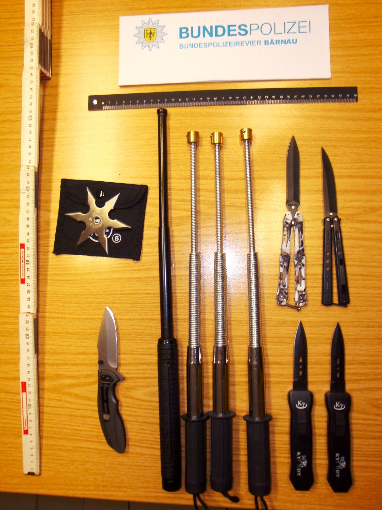 Bundespolizei beschlagnahmtes Waffenarsenal