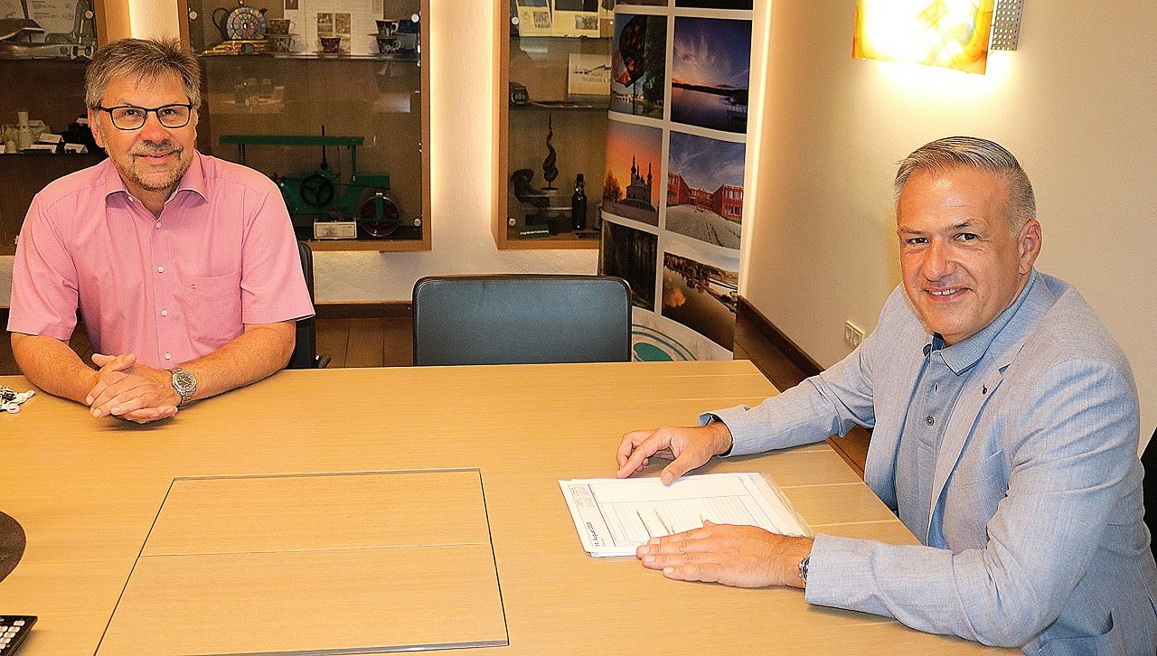 Geschäftsführer des Caritasverbands für den Landkreis Tirschenreuth e. V. Martin Kneidl Landrat Roland Grillmeier Bild Landkreis Tirschenreuth Stefan Malzer