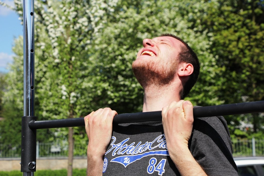 Gewerbeschau Tirschenreuth 2016, Zeitler, Oberpfalz Aktuell, Klimmzüge, Selbstversuch, Kraftakt, Infostand, Bundeswehr, leiden, Schmerz, Kraft