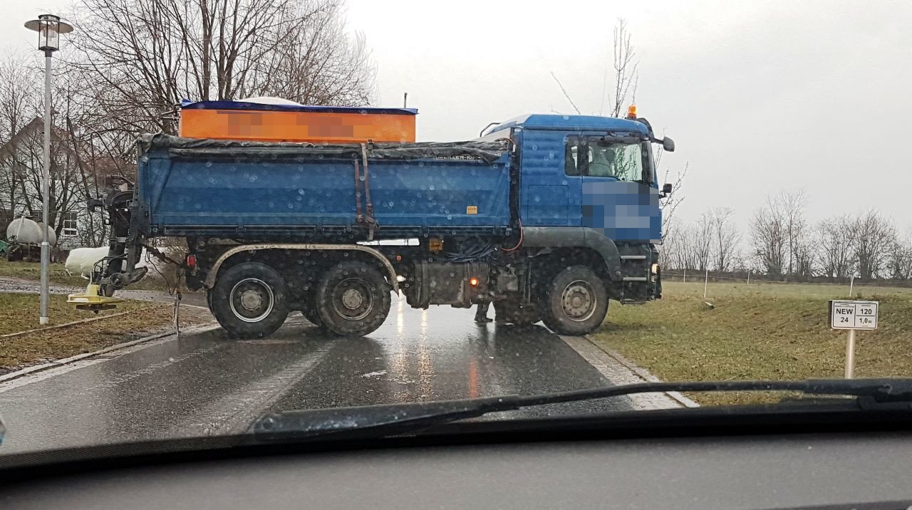 Glätte Glatteis Blitzeis Altendorf Streufahrzeug