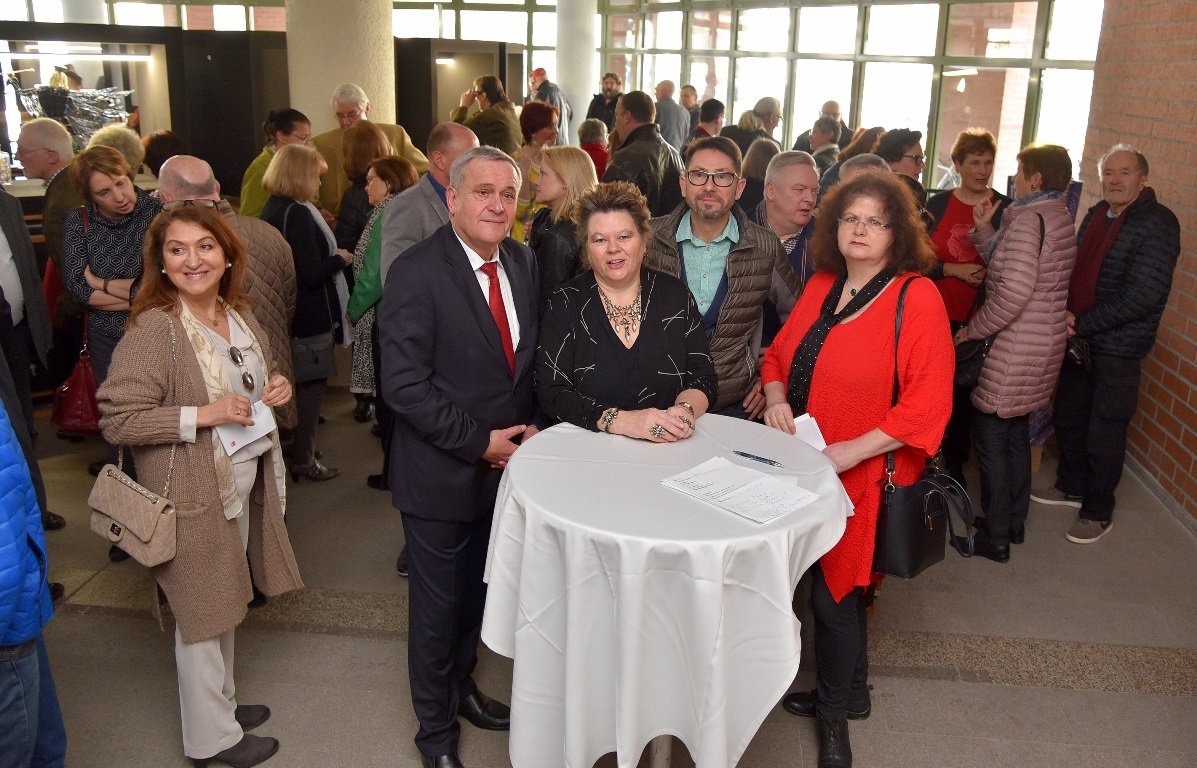 Glas wieder entdeckt und ans Licht geholt Ausstellung Weiden Rathaus Neue Ausstellung Bild Jürgen Wilke1