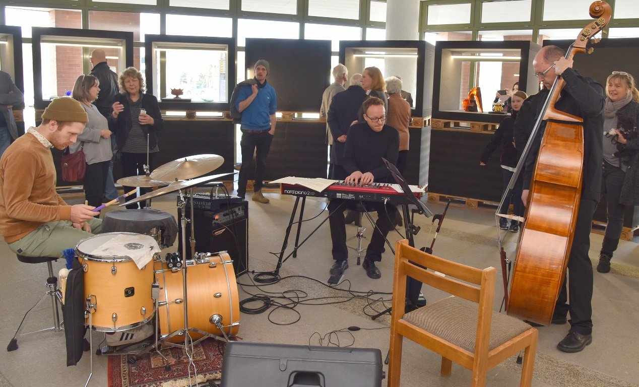 Glas wieder entdeckt und ans Licht geholt Ausstellung Weiden Rathaus Neue Ausstellung Bild Jürgen Wilke2