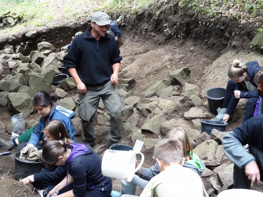 Grabungen Neustadt Kulm Rauher Kulm Zeugen vergessener Zeit Hans Losert Studenten Kindergrabungen