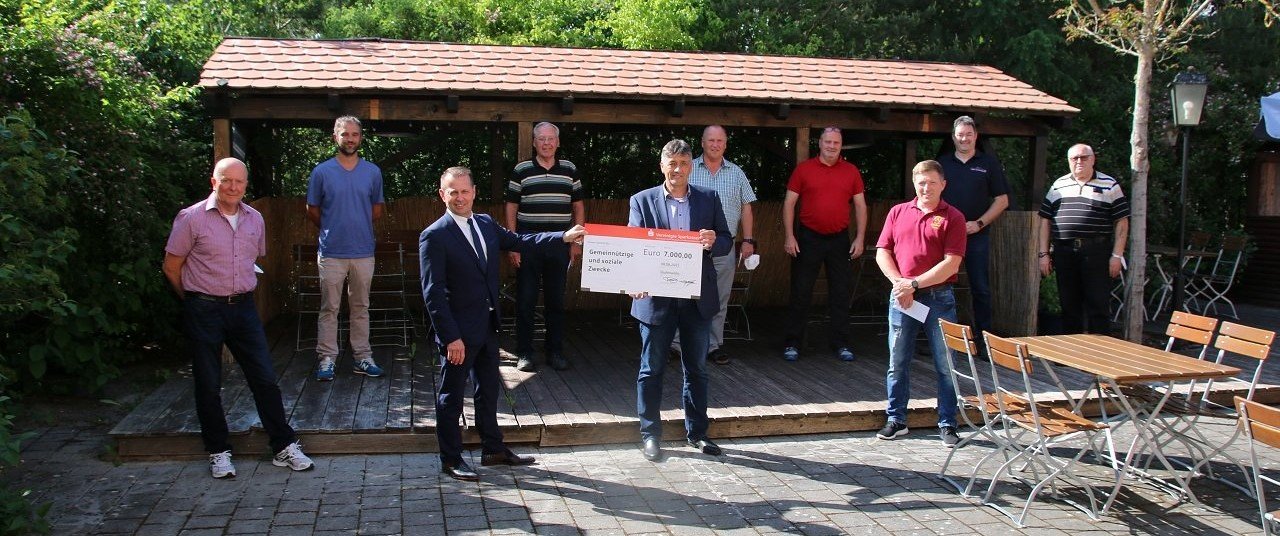 Aus der Region für die Region: Sparkasse spendet an Vereine