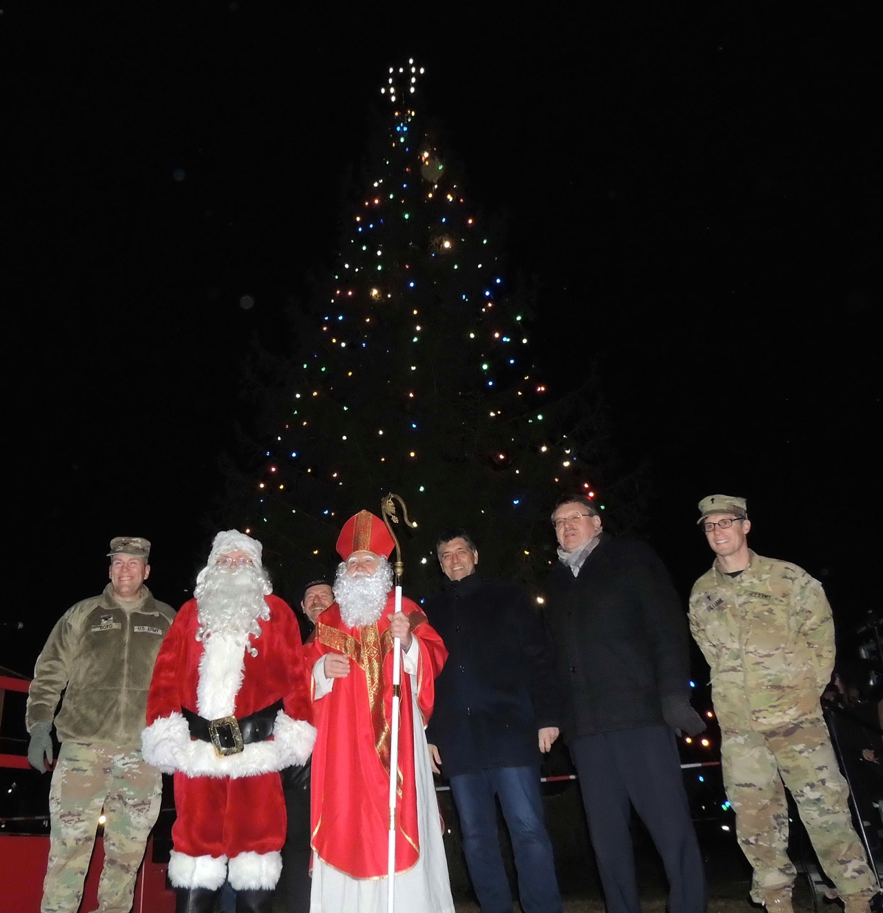 Grafenwöhr_Tree Lighting Ceremony_Baum_Santa