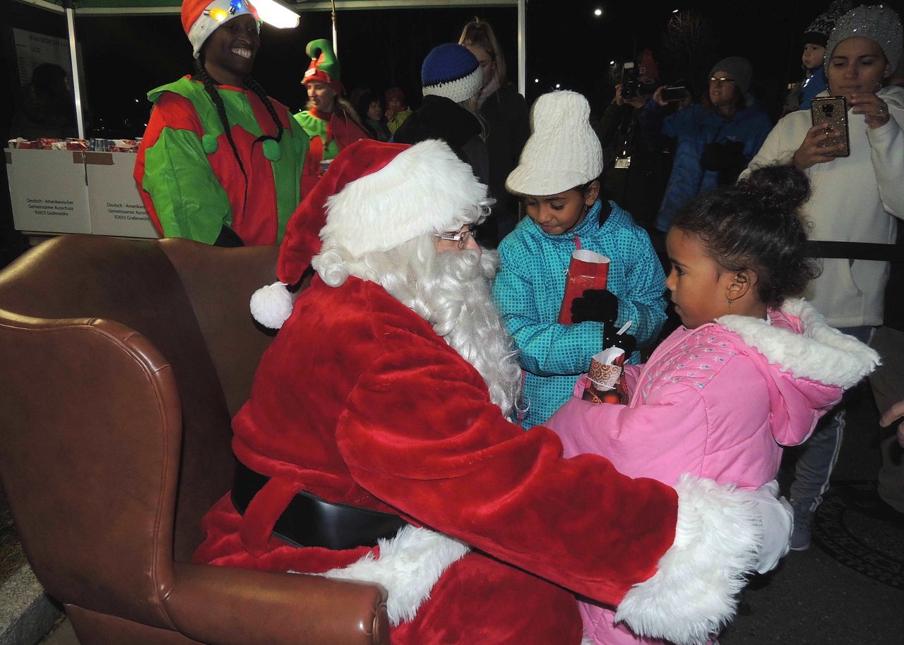 Grafenwöhr_Tree Lighting Ceremony_Santa_2
