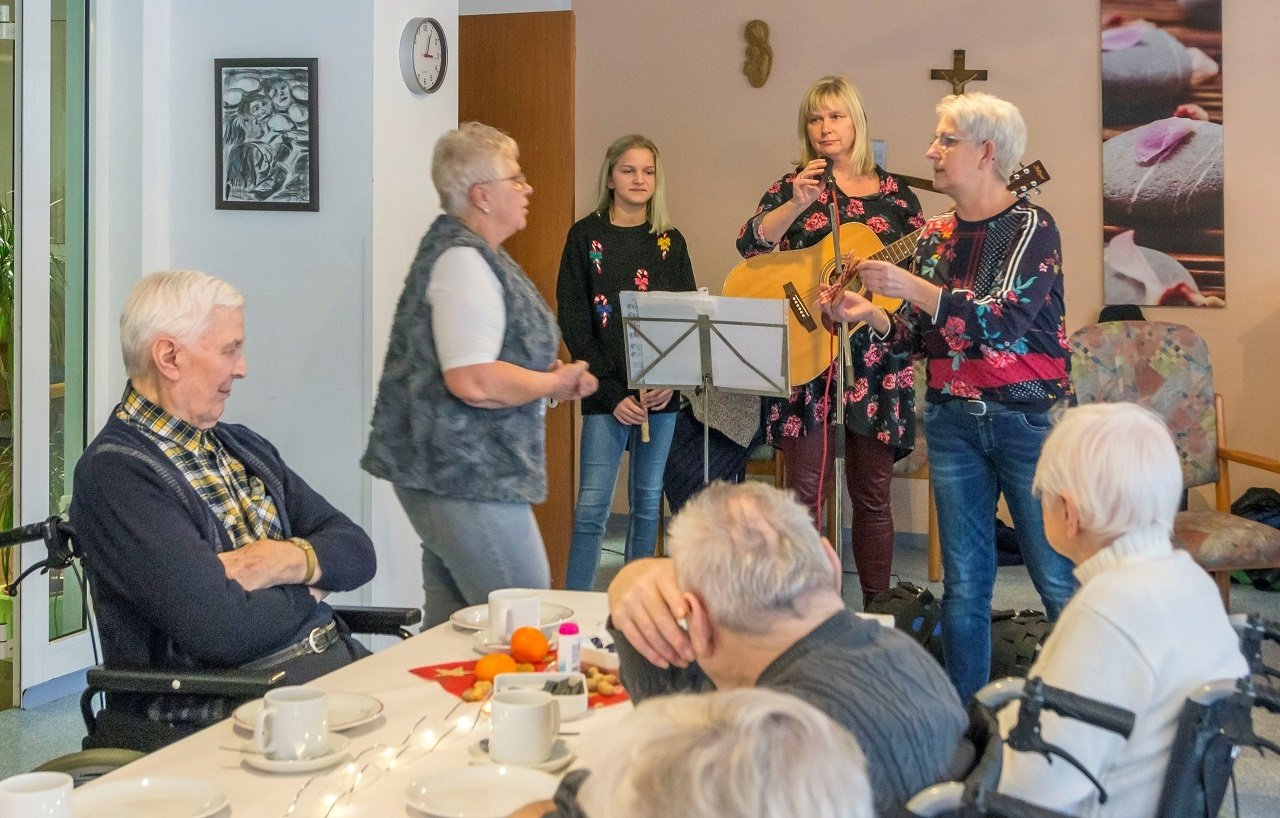 Grafenwöhr_Weihnachtsfeier-SPD-Frauen-im-Seniorenheim-St-Sebastian_Musik