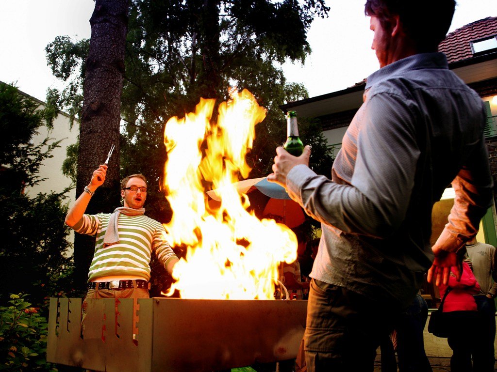 Grillen-Feuer-Grillunfall-Johanniter-Grillabend-Stichflamme-Symbol-Symbolbild-von-Jan_Dommel