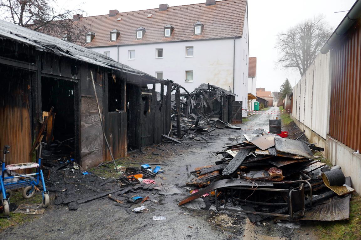Großbrand Garagen Grafenwöhr Aufräumen Ermittlungen (1)