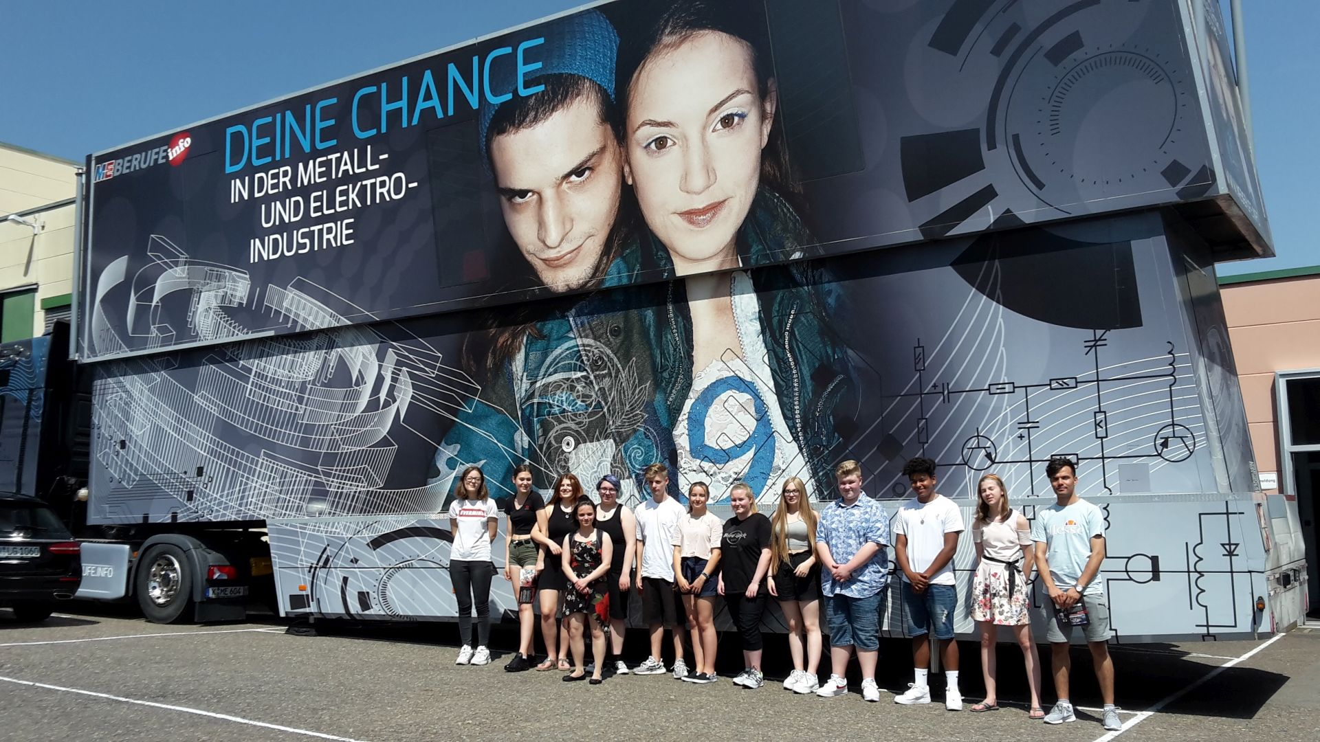 Wirtschaftsschule Weiden  Infotruck bei der Firma Leistritz Produktionstechnik GmbH in Pleystein