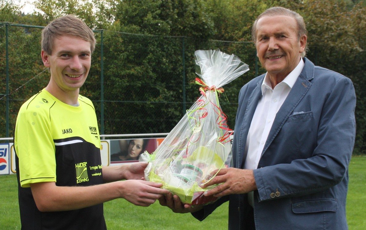 Haider_Jugendleiter_des_SV_Riglasreuth_Sebastian_Sirtl_(l.)_übergibt_ein_kleines_Dankeschön_an_Eduard_Haider_kl