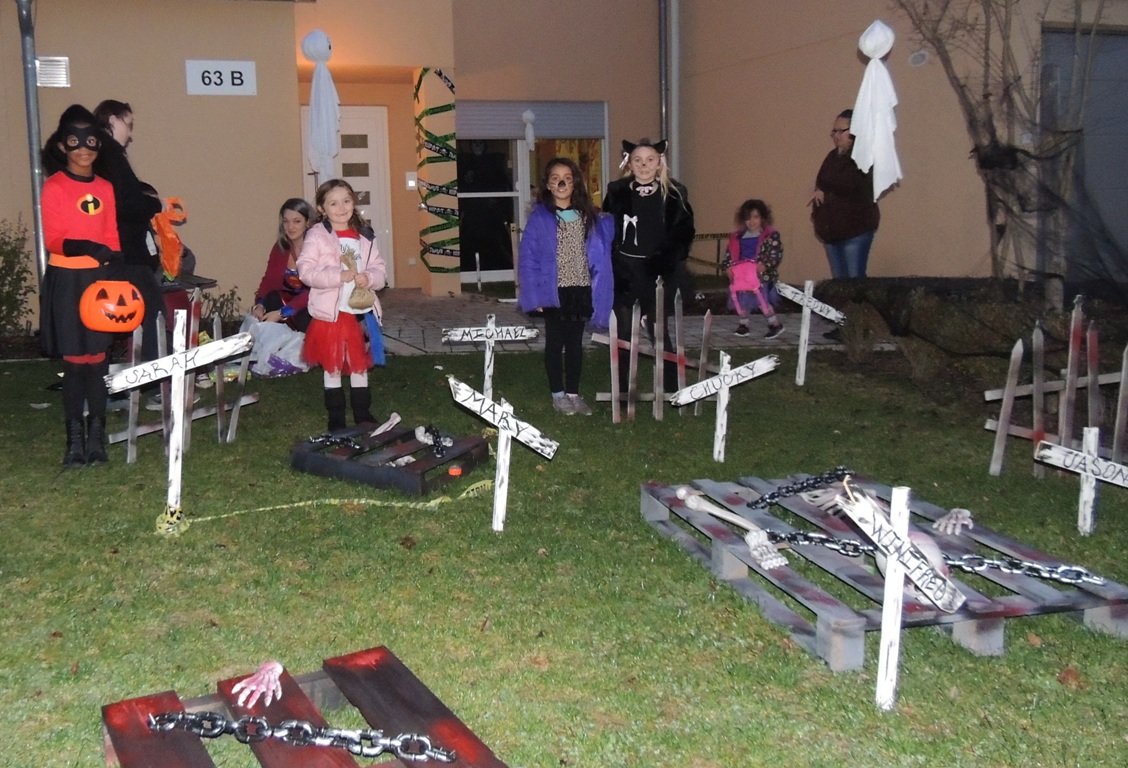 Halloween Netzaberg, Friedhof im Vorgarten