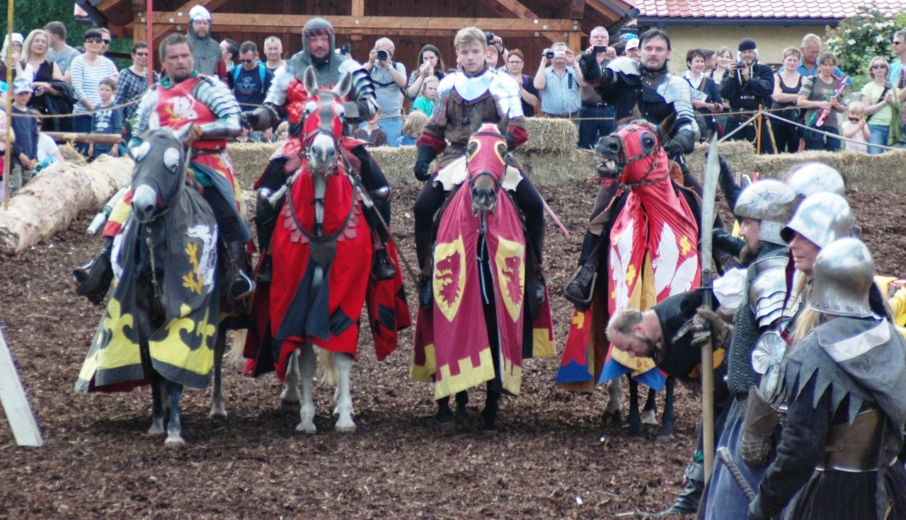 Historisches Marktspectaculum Bärnau Feuer Schwerter Lanzen Bild Klaus Schicker