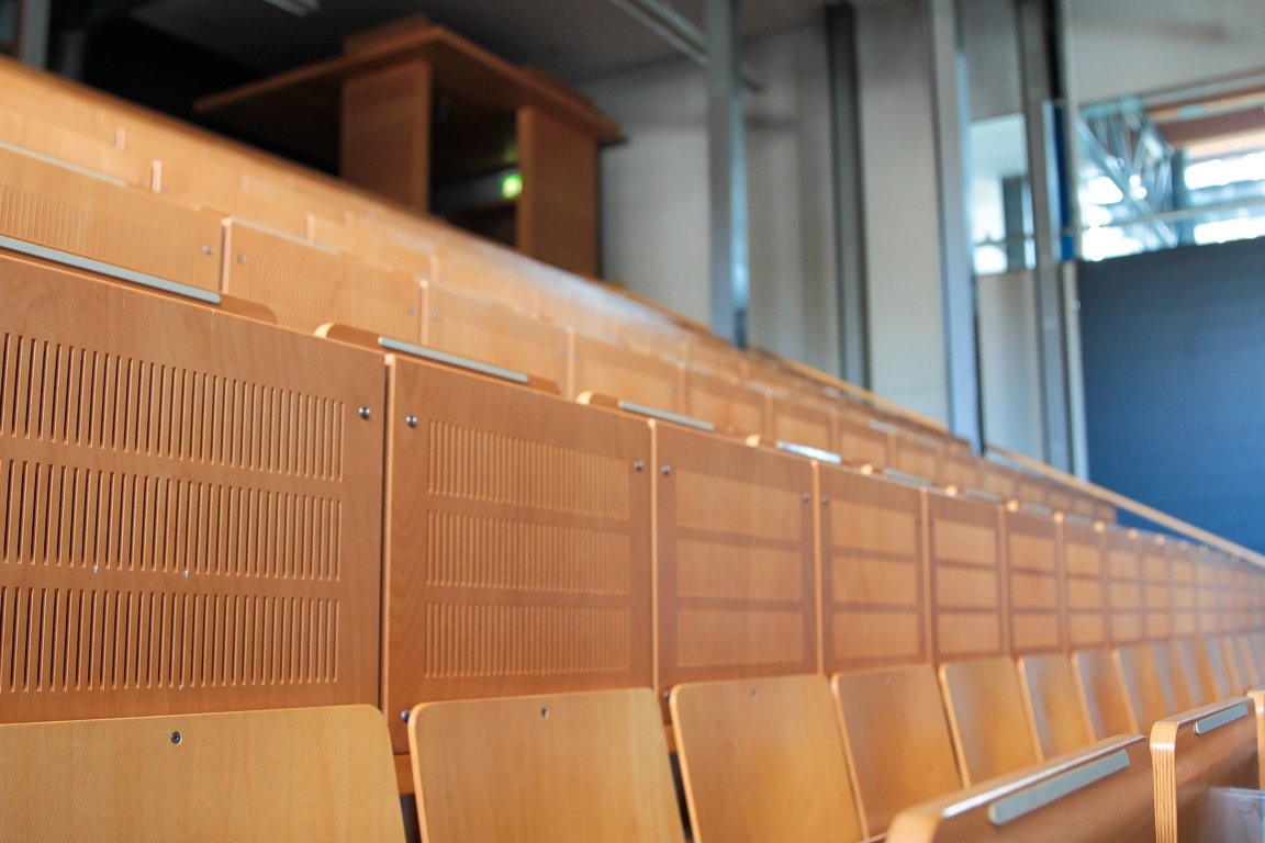 Hörsaal OTH Amberg-Weiden Symbol Symbolbild Bank Tisch Sitzreihe Campus Schule