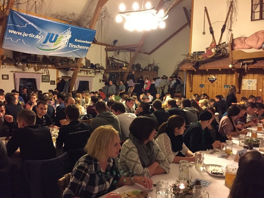 Der Jahresabschluss in der Falkenberger Zoiglstube Kramer war so gut besucht wie noch nie zuvor. Bilder: JU Kreisverband