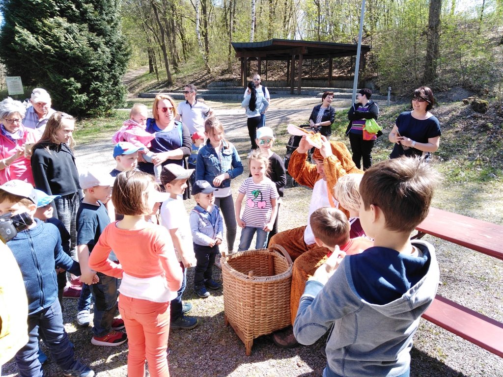 Emmauswanderung mit Ostereiersuche bei herrlichem Wetter