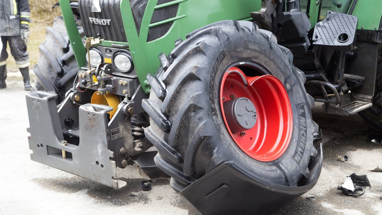 PKW gegen Traktor Naabtalkreuzung ST 2177