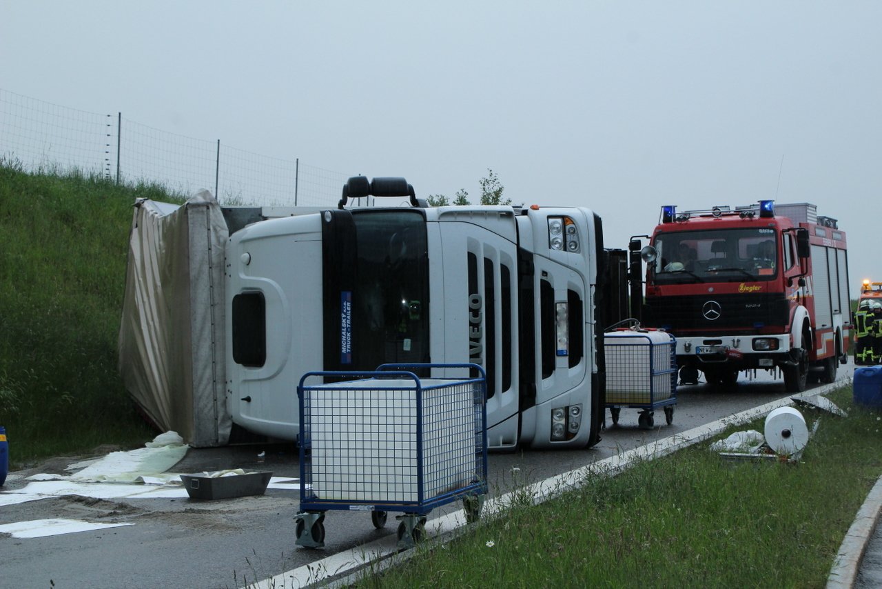 umgekippter Lkw mit Ladegut
