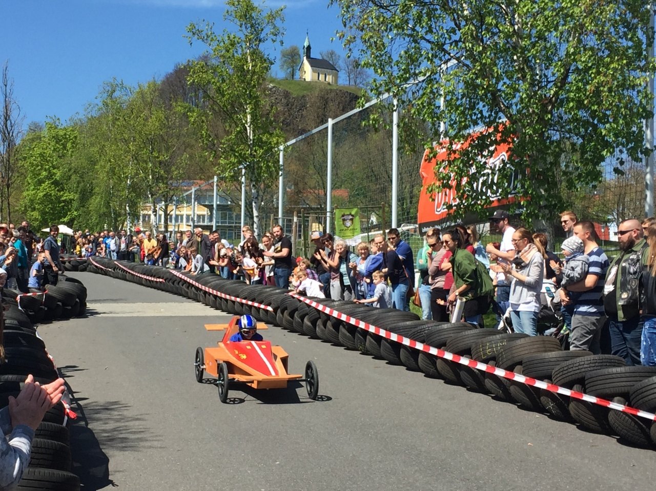Volle Fahrt voraus! Zahlreiche Zuschauer feuerten die Kinder in ihren Seifenkisten an