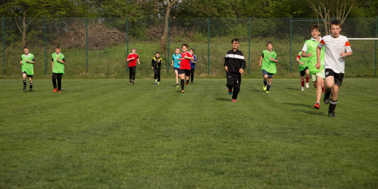 Fördern durch Fordern: Selbst das Lauftraining macht den Jungs Spaß