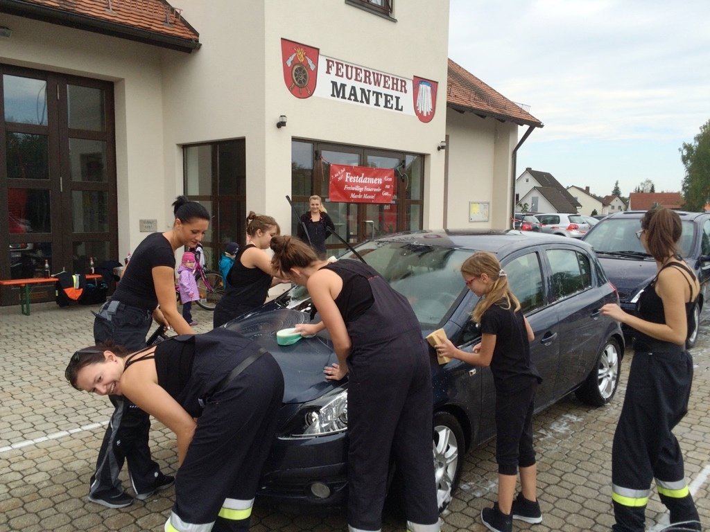 Festdamen Feuerwehr Mantel Autowaschaktion